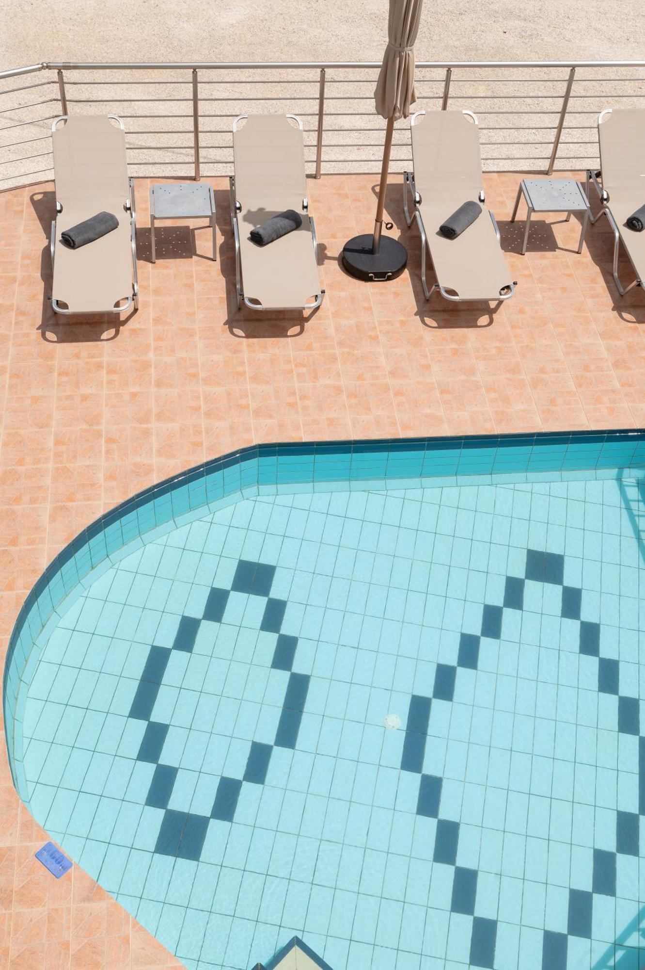 Thelesi Apartments Stalos Bagian luar foto