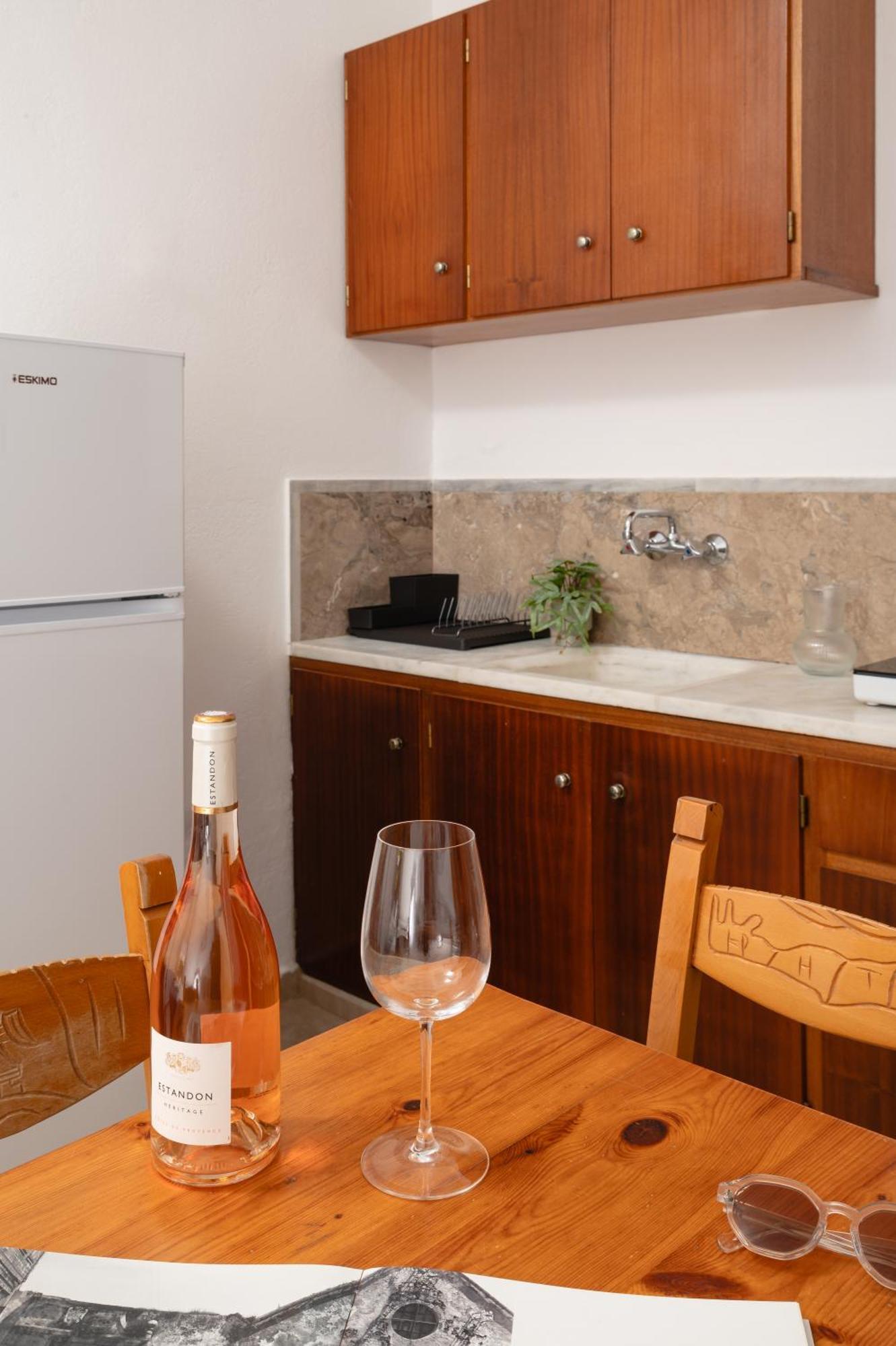 Thelesi Apartments Stalos Bagian luar foto