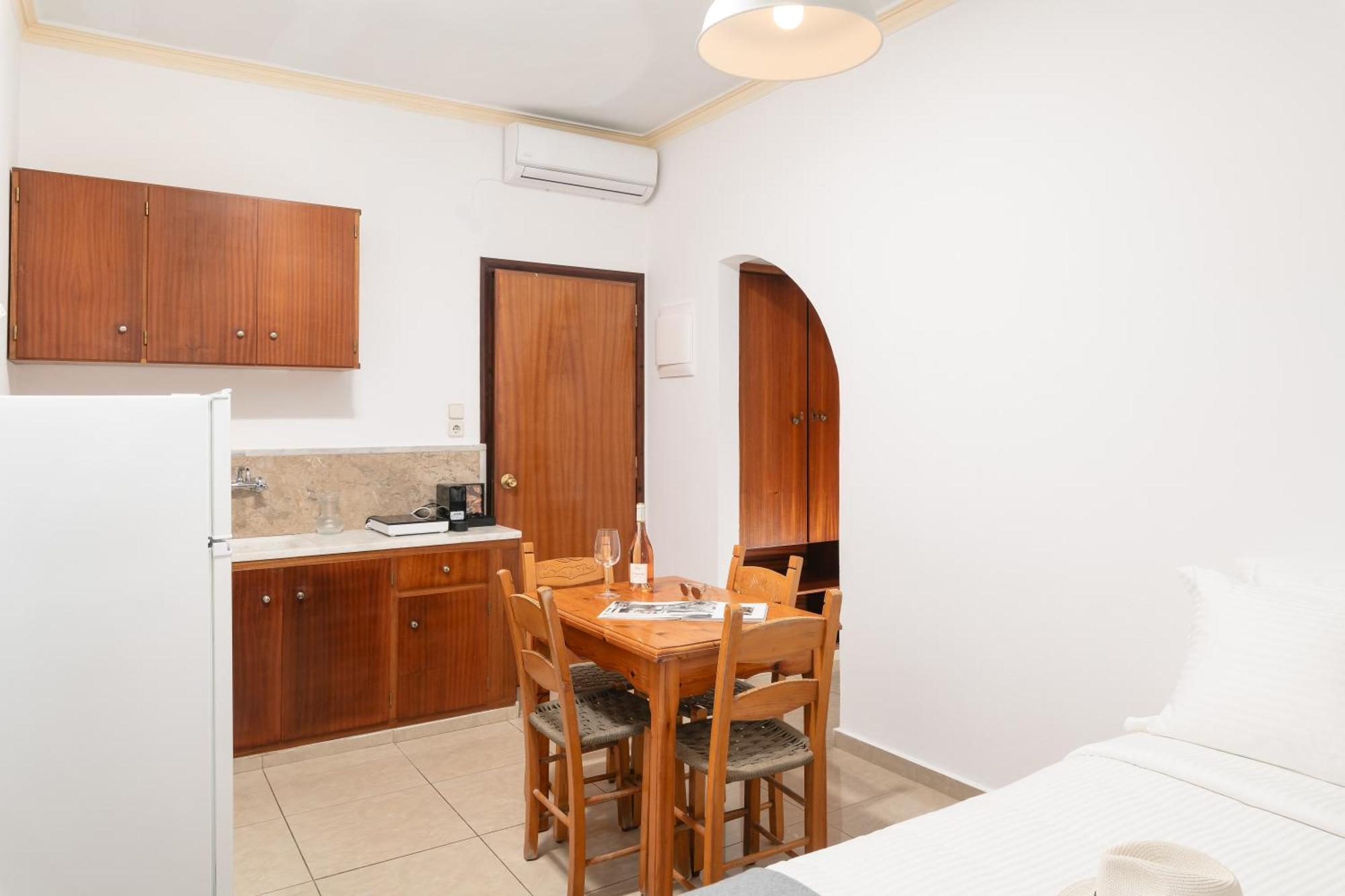 Thelesi Apartments Stalos Bagian luar foto