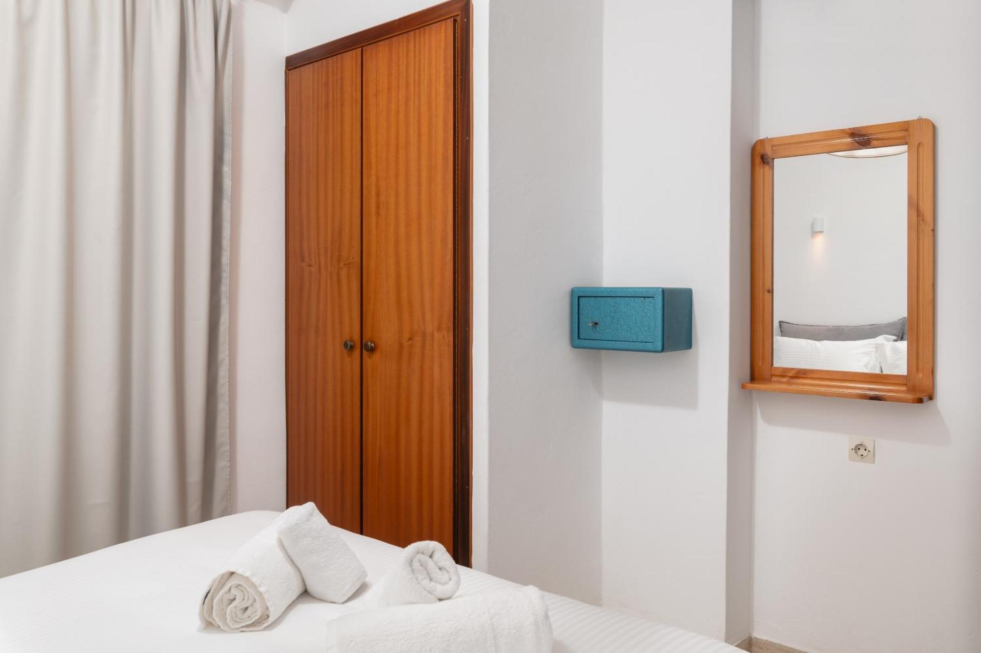 Thelesi Apartments Stalos Bagian luar foto