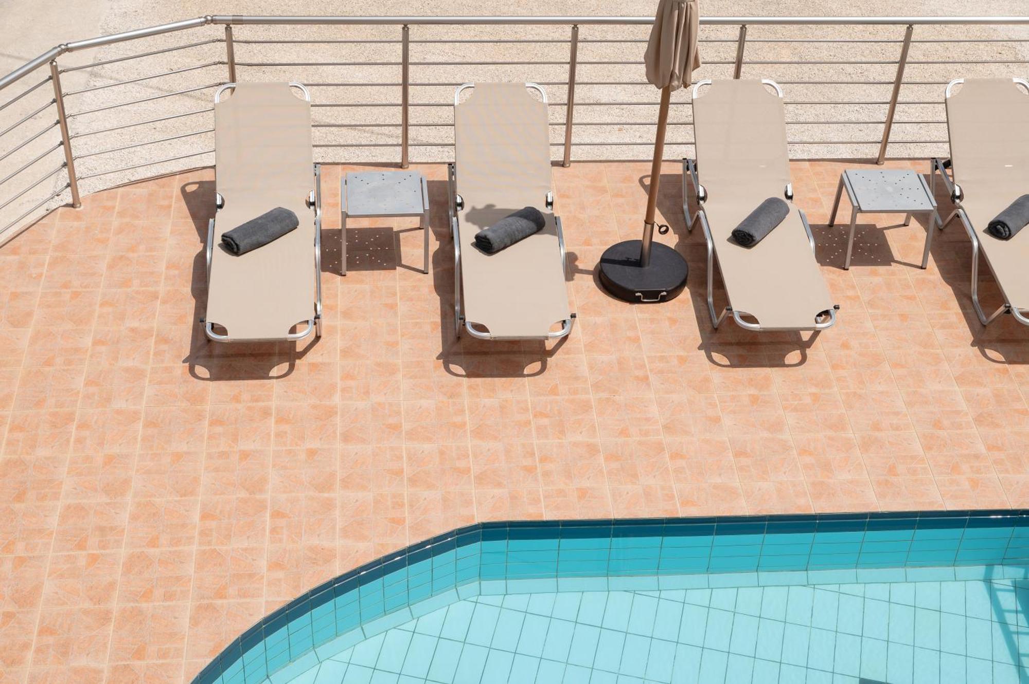 Thelesi Apartments Stalos Bagian luar foto